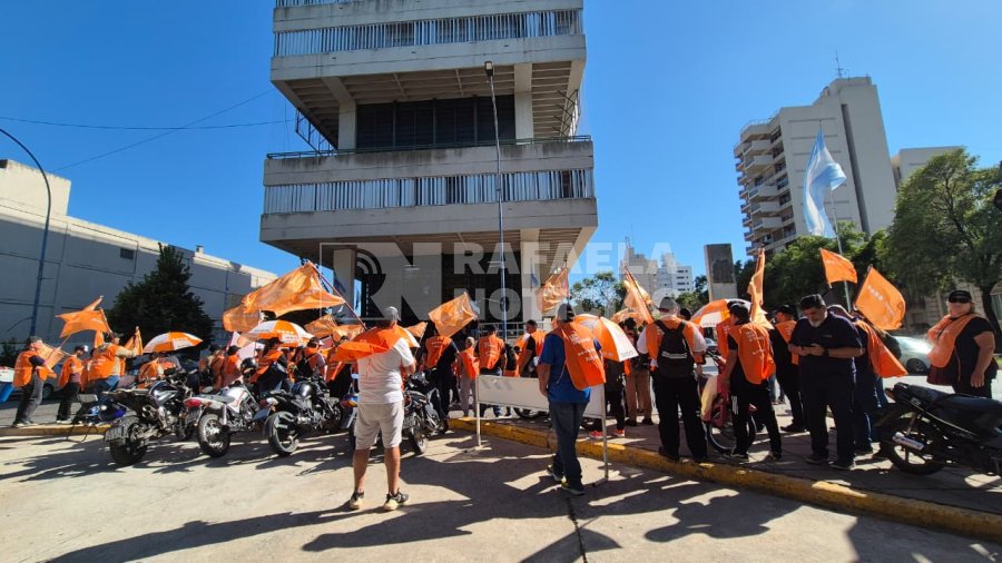 Nutrida concurrencia de delegados y activistas del SEOM frente al Palacio Municipal.