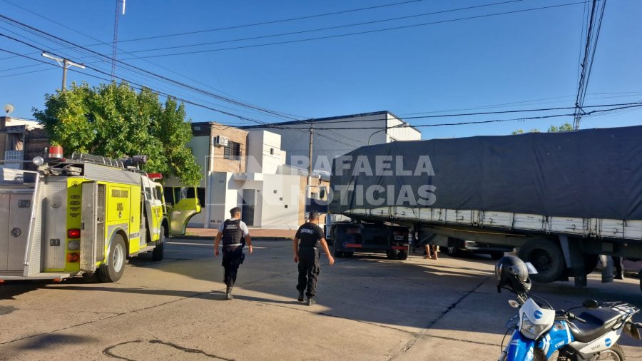 Polic&iacute;as, Bomberos y SIES 107 trabajaron en el lugar.