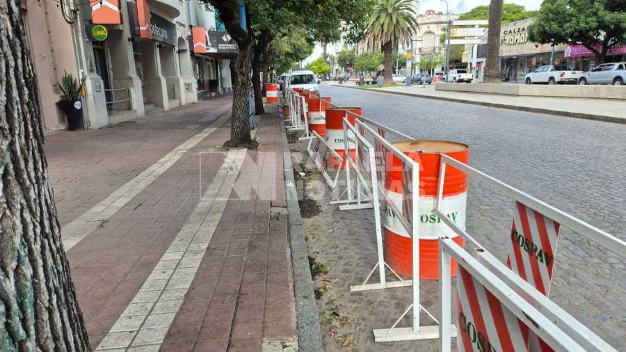 En la tarde del lunes ya se colocaron vallas para restringir el estacionamiento en la vereda Norte.