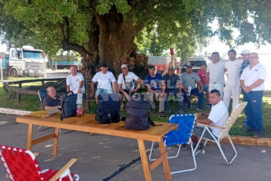 Vigilia en la planta de Lehmann, en la tarde de este lunes.