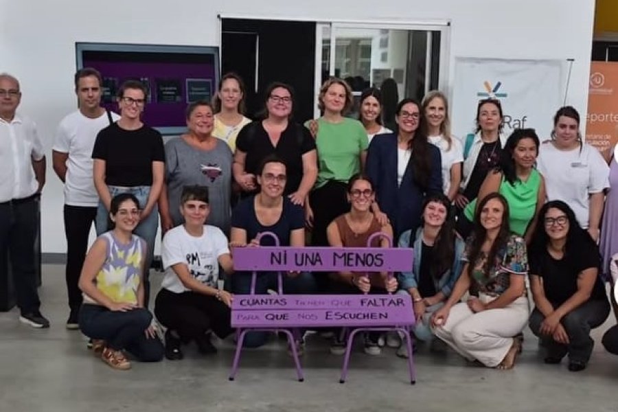 Adem&aacute;s, se present&oacute; un banco violeta donado por la Asamblea Feminista Rafaela.