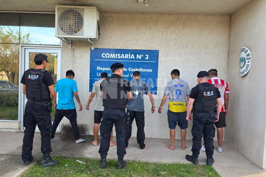 Los detenidos, tras los incidentes.