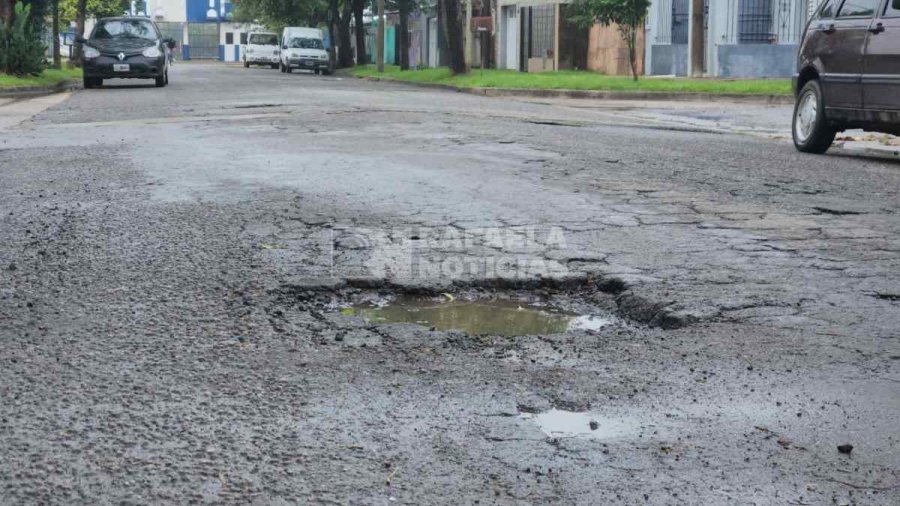 El concreto asf&aacute;ltico se deteriora en los barrios de Rafaela