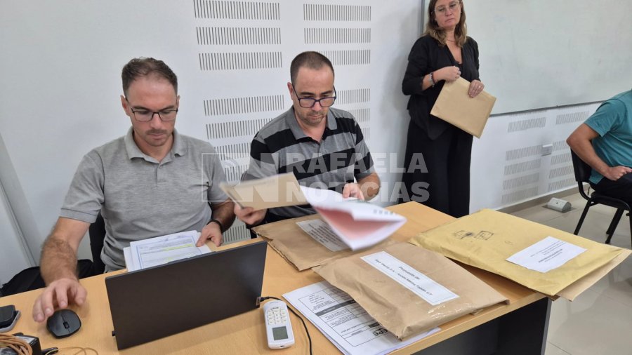 Momento de la apertura de las ofertas.