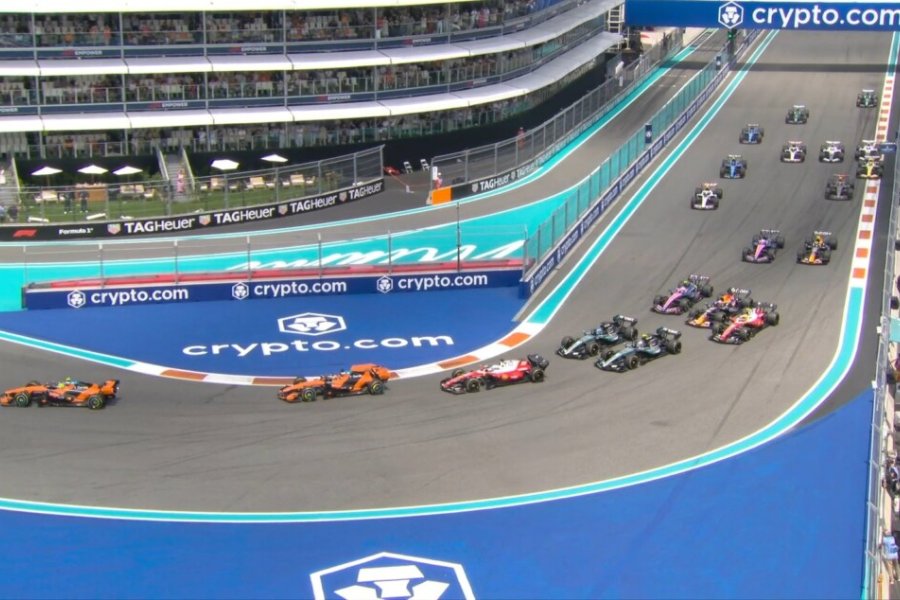Los instantes previos al toque: Colapinto en la misma l&iacute;nea que Verstappen y Hamilton.